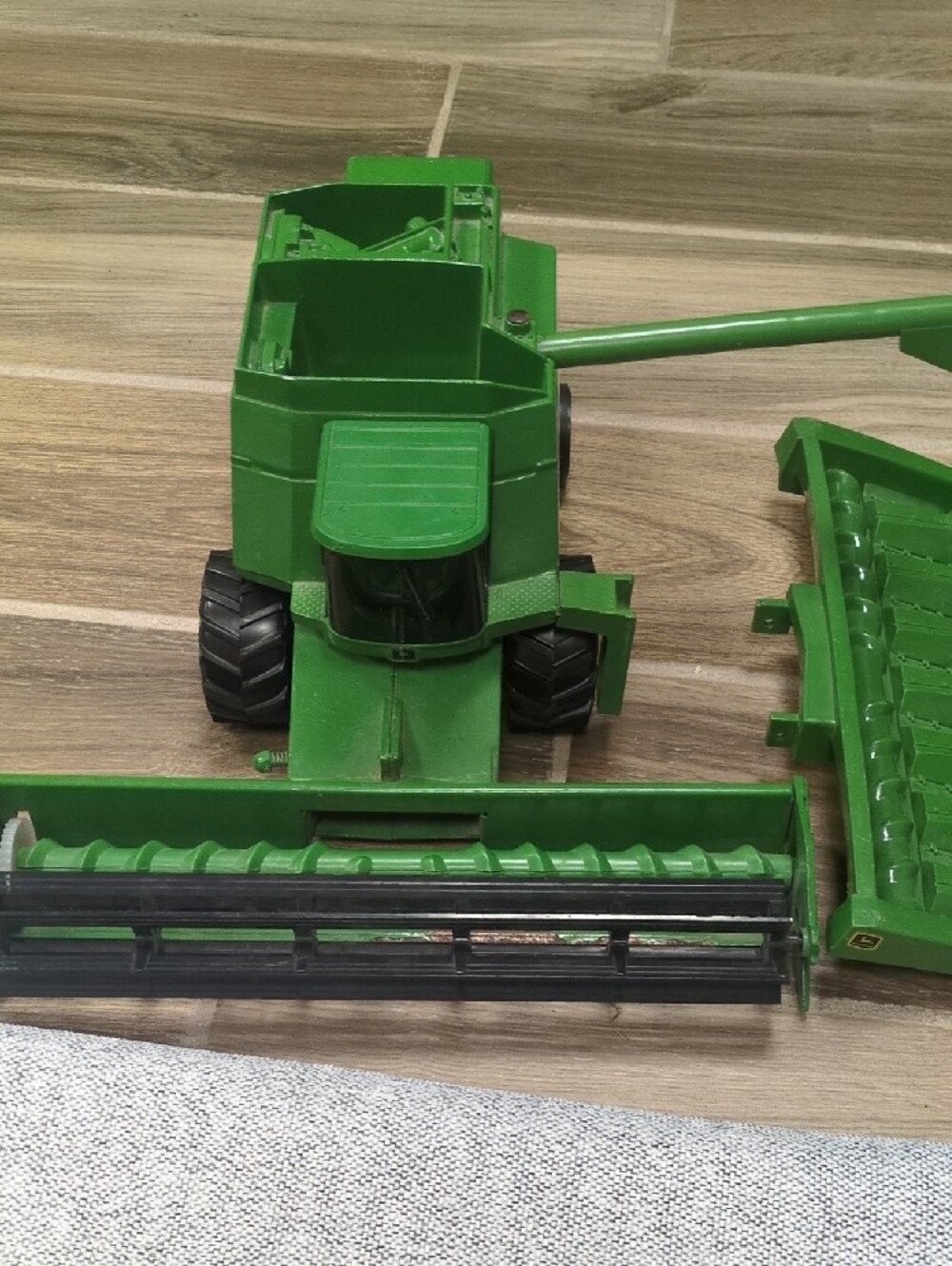 John Deere Green and Yellow Toy Combine with Removable Headers - Picture 5 of 5